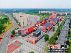 剧组扎堆成都影视城 高品质微短剧拍摄忙-免费短剧