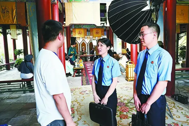 微短剧的“微缩江湖”:法律风险凸显,如何规范化“狂飙”? 微短剧的“微缩江湖”:法律风险凸显,如何规范化“狂飙”?